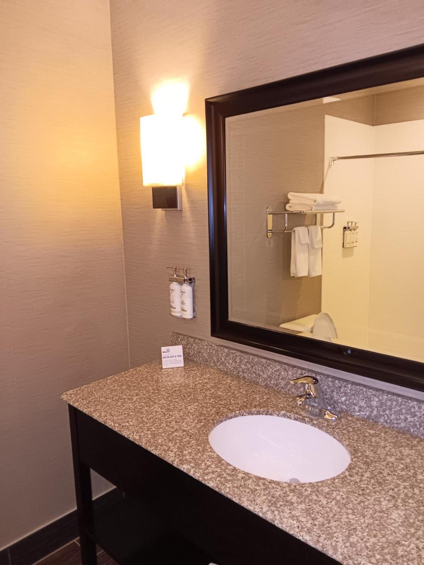 Holiday Inn Express And Suites - Bradford By Ihg Buitenkant foto